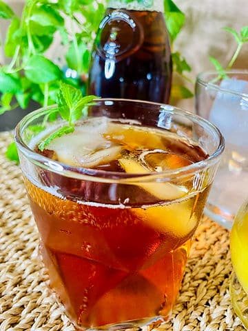 A glass of iced tea with lemon